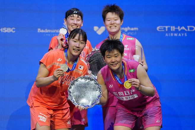 China's Liu Shengshu and Tan Ning, right, pose on the podium after winning the women's doubles final match with runner up South Korea's Lee So-hee and Baek Ha-na, left, at the All England Open Badminton Championships in Birmingham, England, Sunday, March 8, 2026. (AP Photo/Kin Cheung)







<저작권자(c) 연합뉴스, 무단 전재-재배포, AI 학습 및 활용 금지>