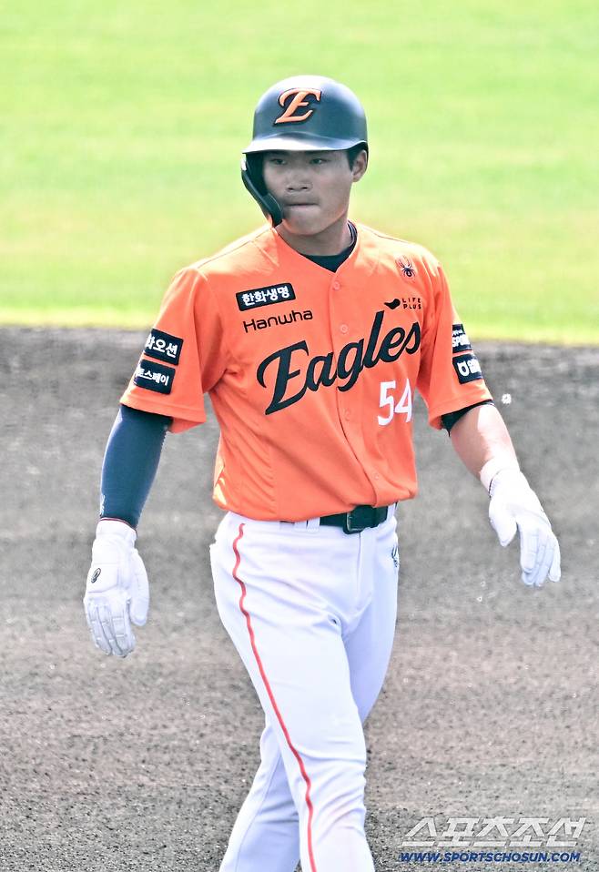 22일 일본 오키나와 니시자키 야구장에서 열린 한화 이글스와 지바 롯데의 연습경기. 오재원이 안타를 날린 뒤 숨을 고르고 있다. 오키나와(일본)=박재만 기자 pjm@sportschosun.com/2026.02.22/