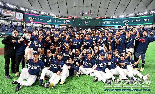 9일 일본 도쿄돔에서 열린 WBC(월드베이스볼클래식) 한국과 호주의 경기, 한국이 승리하며 8강행을 확정했다. 기념촬영과 함께 환호하는 한국 선수들. 도쿄(일본)=허상욱 기자wook@sportschosun.com/2026.03.09/