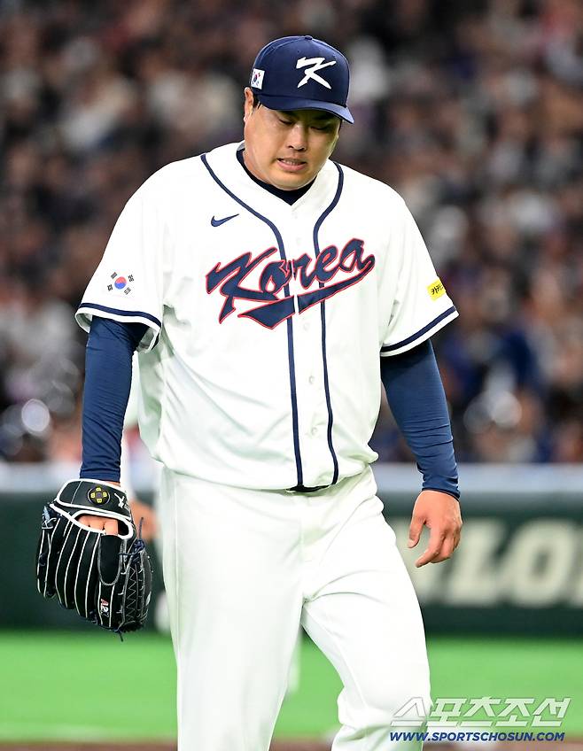 8일 일본 도쿄돔에서 열린 WBC(월드베이스볼클래식) 한국과 대만의 경기, 2회초 대만 장위청에 선제 솔로홈런을 허용한 뒤 이닝을 마친 류현진이 더그아웃으로 향하고 있다. 도쿄(일본)=허상욱 기자wook@sportschosun.com/2026.03.08/