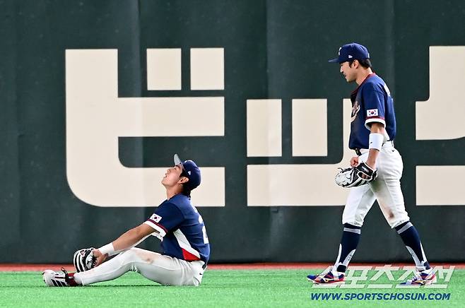 9일 일본 도쿄돔에서 열린 WBC(월드베이스볼클래식) 한국과 호주의 경기, 9회말 1사 1루 이정후가 윈그로브의 타구를 잡아낸 뒤 박해민과 기뻐하고 있다. 도쿄(일본)=허상욱 기자wook@sportschosun.com/2026.03.09/
