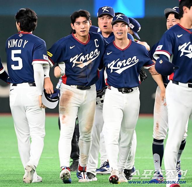 9일 일본 도쿄돔에서 열린 WBC(월드베이스볼클래식) 한국과 호주의 경기, 한국이 승리하며 8강행을 확정했다. 경기가  끝나자 환호하는 한국 선수들. 도쿄(일본)=허상욱 기자wook@sportschosun.com/2026.03.09/