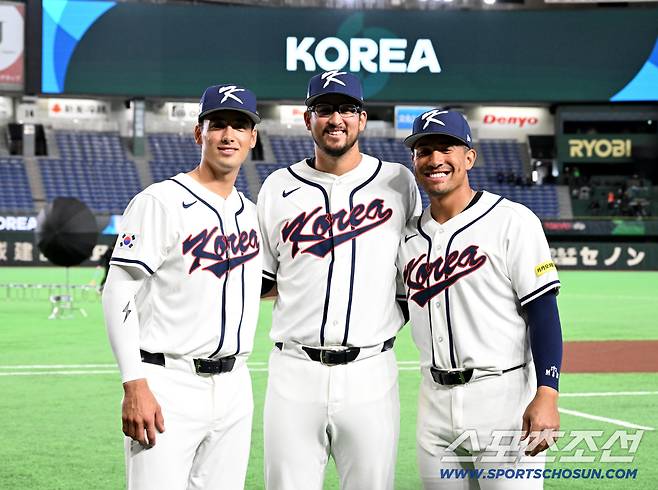 4일 일본 도쿄돔에서 열린 WBC(월드베이스볼클래식) 한국 대표팀의 공식훈련. 셰이 위트컴, 데인 더닝, 자마이 존스가 포즈를 취하고 있다. 도쿄(일본)=허상욱 기자wook@sportschosun.com/2026.03.04/