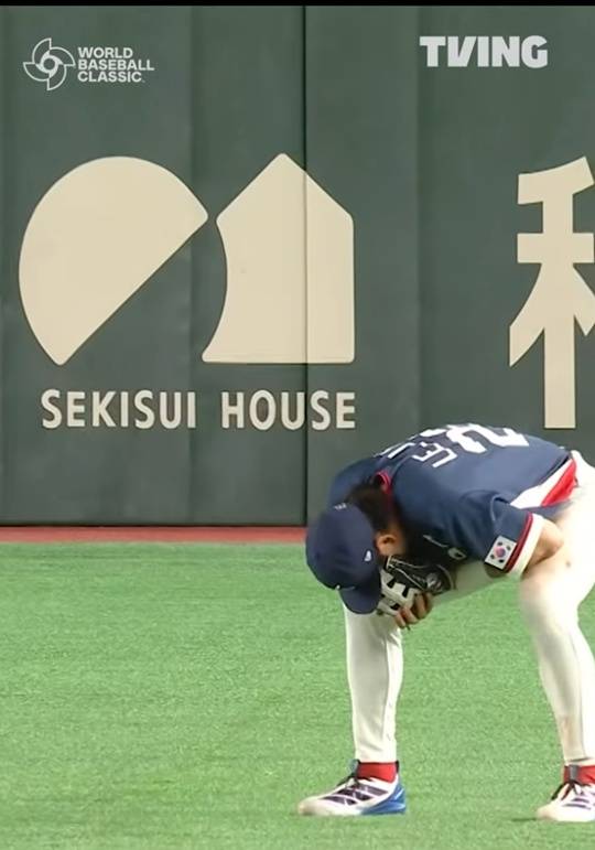 눈물을 흘리는 이정후. ⓒTVING