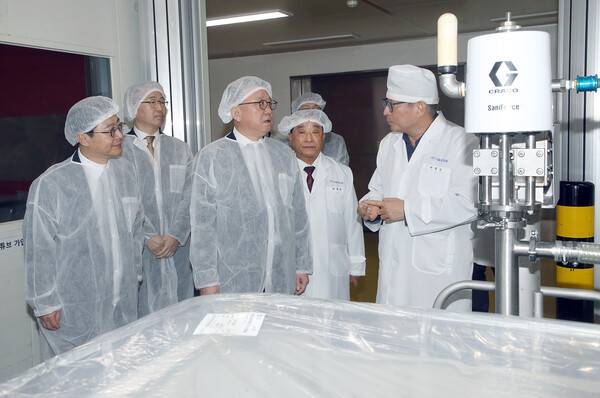 정상혁 신한은행장(앞줄 가운데)이 10일 인천광역시 남동구에 위치한 서울화장품 인천공장을 방문해 이성근 서울화장품 부사장(앞줄 오른쪽 첫번째)으로부터 설명을 듣고 있는 모습. ⓒ신한은행