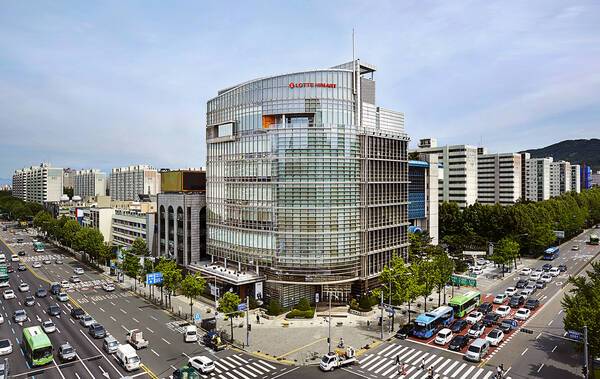 국내 가전제품 시장이 침체기를 겪는 상황에서 롯데하이마트가 적자구조를 끊어내는 등 소기의 성과를 거두고 있다. 그러나 회사 연 매출은 5년 연속 내리막길을 타면서 실적이 정체되고 있다. 사진은 롯데하이마트 본사 사옥. /롯데하이마트