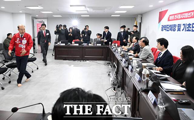 대구시장 공천 후보 1조인 김한구 전 현대차 노조 대의원, 유영하 의원, 윤재옥 의원이 면접장에 들어서고 있다.