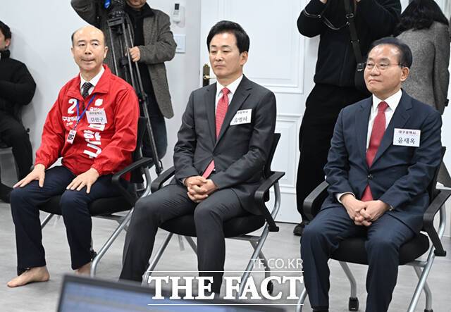 윤재옥 의원, 유영하 의원, 김한구 전 현대차 노조 대의원(오른쪽부터)이 면접을 준비하고 있다. 긴장된 표정의 세 사람.