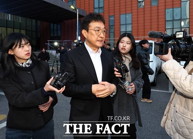 배우 이재룡 씨가 10일 서울 강남경찰서에서 피의자 조사를 마친 뒤 귀가하고 있다. /뉴시스