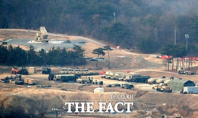 중동 사태가 주한미군 전력 반출 논란으로 번진 가운데 미국의 한반도 담당 고위 관계자들이 연이어 방한한다. 외신 등에 따르면 미국은 한국에 배치된 고고도미사일방어체계(사드·THAAD) 일부를 중동에 재배치하고 있다. 사진은 10일 경북 성주군 주한미군 사드 기지에서 발사대가 하늘을 향한 모습. /뉴시스