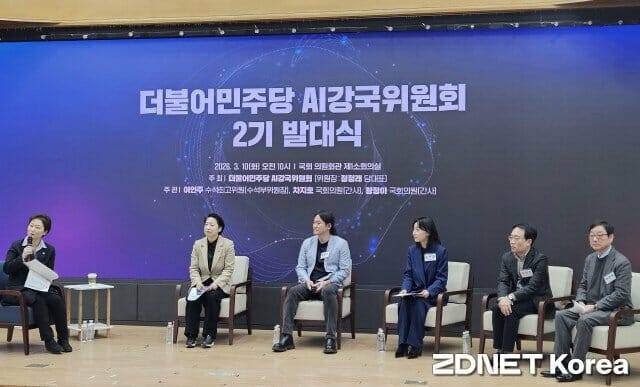 더불어민주당은 10일 서울 여의도 국회 의원회관에서 AI강국위원회 2기 발대식을 열었다. 왼쪽부터 이언주 수석부위원장(수석최고위원), 황정아 간사(국회의원), 백준호 부위원장(퓨리오사AI 대표), 손병희 부위원장(마음AI 연구소장), 현동진 부위원장(현대자동차 로보틱스랩 상무), 박종배 부위원장(건국대 전기전자공학부 교수) (사진=지디넷코리아)