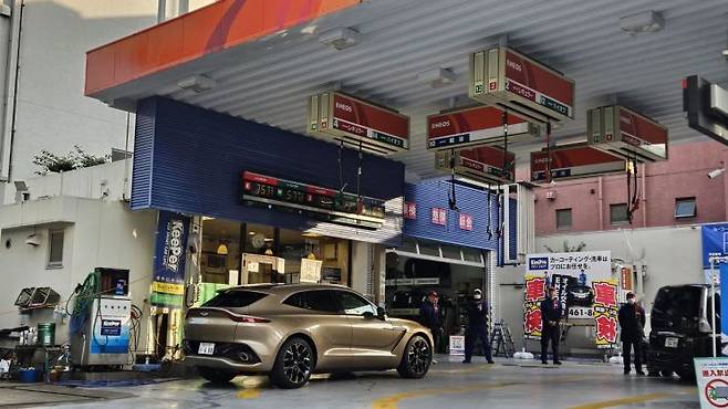 도쿄 시부야구에 위치한 주유소 전경. 여느 때와 다름없이 고객이 주유하고 있다. 전진영 기자.