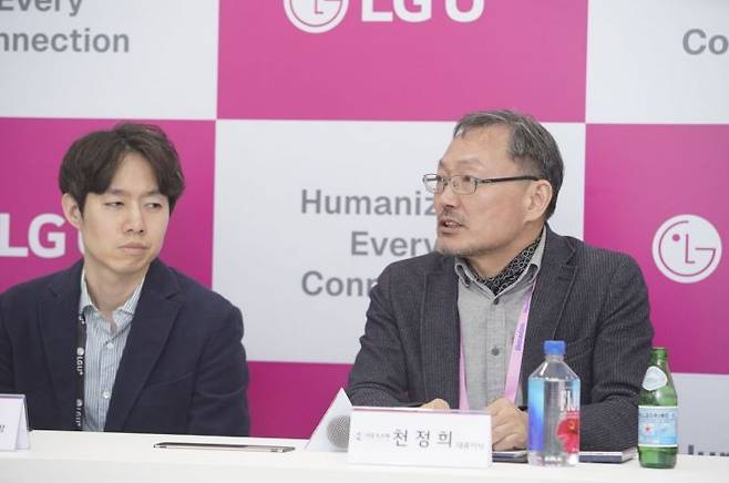 천정희 크립토랩 대표(오른쪽)와 장재현 LG유플러스 CTO 테크인텔리전스팀장이 지난 4일(현지시간) 스페인 바르셀로나의 피라 그란 비아 전시장에서 열린 기자간담회에서 질문에 답하고 있다. LG유플러스