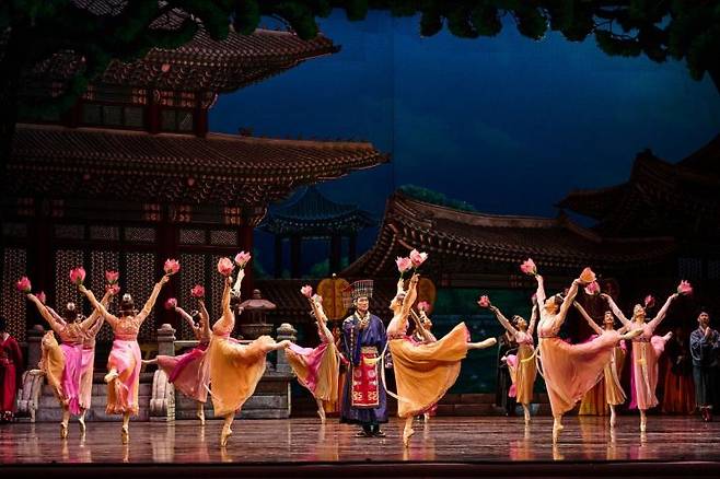 유니버설발레단 '심청' 2막 왕궁잔치 군무. 유니버설발레단 (c)Lyeowon Kim