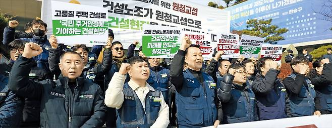 “원청 회사 나와라”  노란봉투법 시행을 하루 앞둔 9일 서울 강남구 건설회관 앞에서 민주노총 건설노조 관계자들이 기자회견을 가진 뒤 구호를 외치고 있다. 이들은 “건설 현장의 안전 관리 최종 책임자는 원청 건설사”라며 “5만여 조합원이 소속된 원청 건설사 100곳 모두를 대상으로 교섭을 요구하겠다”고 했다./박성원 기자