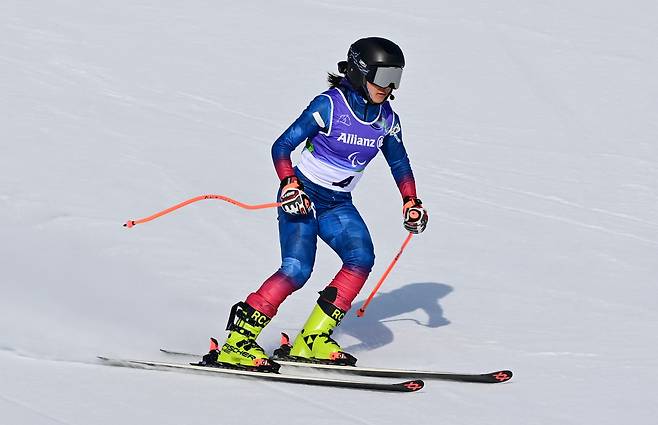 최사라가 9일 이탈리아 코르티나 토파네 알파인스키 센터에서 열린 밀라노 코르티나 동계 패럴림픽 알파인스키 여자 수퍼대회전 시각장애 부문에서 경기하고 있다./대한장애인체육회