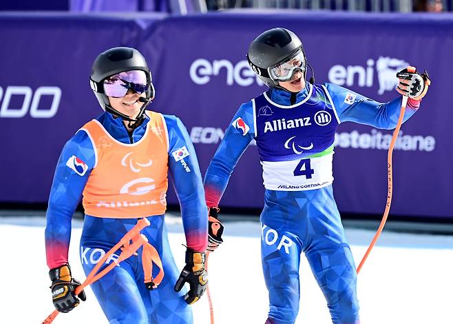 황민규(오른쪽)와 김준형 가이드가 9일 이탈리아 코르티나 토파네 알파인스키 센터에서 열린 밀라노 코르티나 동계 패럴림픽 알파인스키 남자 수퍼대회전 시각장애 부문에서 결승선을 통과한 뒤 기뻐하고 있다./대한장애인체육회