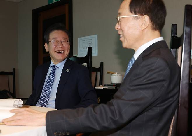 이재명 대통령이 지난해 더불어민주당 대표 시절 이석연 전 법제처장과 서울 여의도의 한 식당에서 대화를 나누는 모습. /국회사진기자단