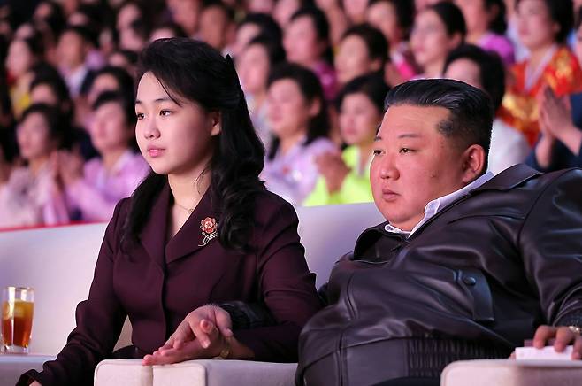 북한 노동당 기관지 노동신문은 9일 "8일 평양체육관에서 국제부녀절 기념공연이 성황리에 진행됐다"고 보도했다. 이 자리에는 김정은과 리설주 여사, 딸 김주애가 함께 참석했다. /노동신문 뉴스1