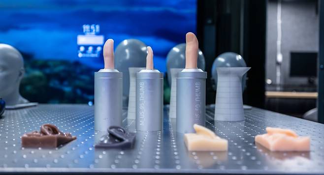 지난 5일(현지 시각) 미 워싱턴주 레드먼드 마이크로소프트(MS)의 ‘빌딩 87’의 하드웨어 랩에 전시된 크기가 다른 손가락과 귀 모형. 체격이 다른 여러 소비자를 만족시키기 위해 MS는 사람들의 신체 데이터를 측정해 연구하고 있다./마이크로소프트