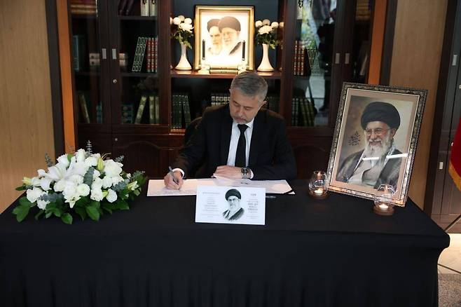 10일 주한 이란대사관에서 검은색 넥타이를 맨 게오르기 지노비예프 주한 러시아 대사가 조의록을 쓰고 있다. 옆에 하메네이의 사진이 보인다. /주한 러시아 대사관 페이스북