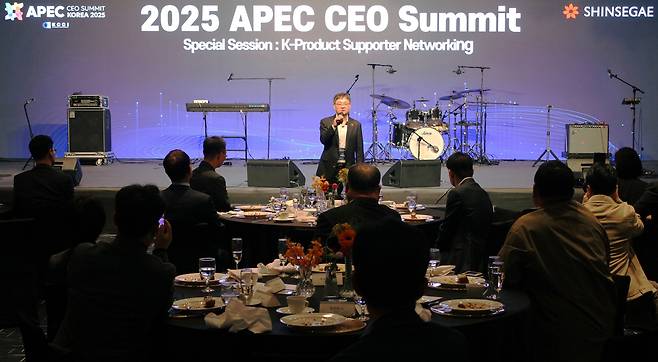 지난해 10월 웨스틴 조선 부산에서 열린 APEC CEO Summit의 스페셜 세션의 한 행사에서 한채양 이마트 대표이사가 신세계그룹 주요 파트너사 CEO들에게 감사 인사를 전하고 있다./이마트 제공