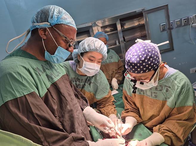 세종충남대병원 외과 김송이 교수(오른쪽)와 박슬기 간호사(가운데)가 탄자니아 현지 의료진과 함께 투석 혈관 수술을 집도하는 모습. 세종충남대병원 제공