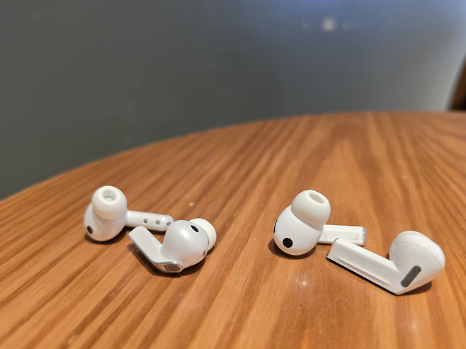 갤럭시 버즈4 프로(왼쪽)와 버즈3 프로ⓒ데일리안 조인영 기자