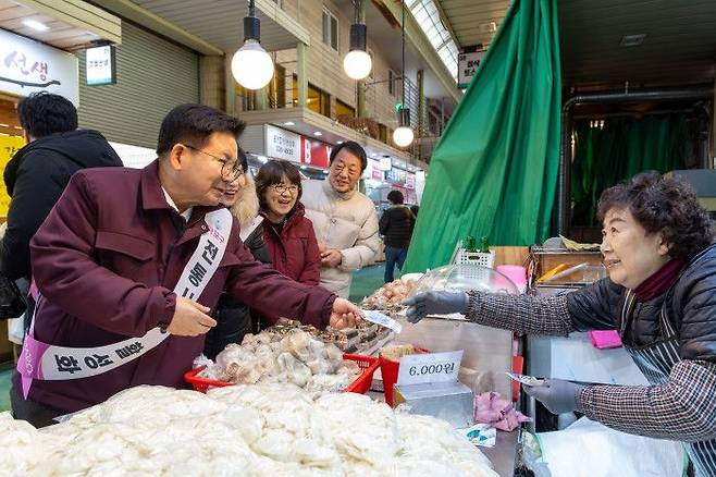 명절맞이 망원시장을 방문한 박강수 마포구청장ⓒ마포구 제공