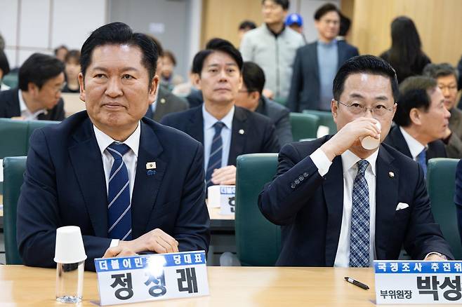 더불어민주당 정청래 대표(앞줄 왼쪽)가 9일 서울 여의도 국회 의원회관에서 ‘윤석열 정권 조작 기소 진상규명 및 공소 취소를 위한 국정조사 추진위원회’가 주최한 토론회에 참석해 있다. 오른쪽은 추진위 부위원장을 맡은 박성준 의원. 뉴스1