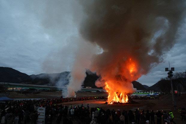 3일 경북 청도군 청도천 둔치에서 정월대보름 맞이 달집태우기 행사가 열리고 있다. 청도군 제공