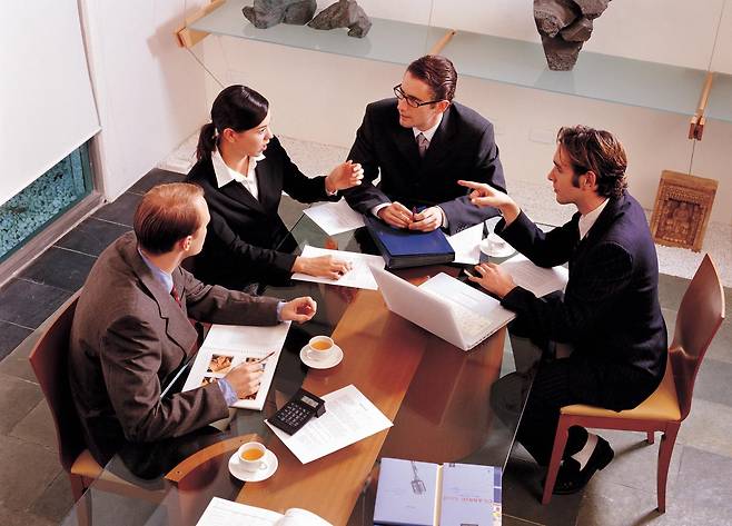 기업 전략 회의를 진행하는 컨설팅 팀. 인공지능(AI) 도입이 기업 경영의 핵심 과제로 떠오르면서 맥킨지·BCG 등 글로벌 컨설팅 회사들이 다시 주목받고 있다. 게티이미지뱅크