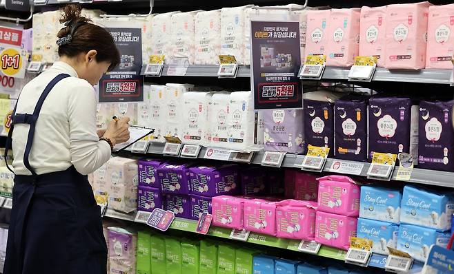 정부가 소득·연령 무관 생리대를 무상 지원하는 ‘공공생리대 드림’ 시범 사업을 추진한다. 뉴스1