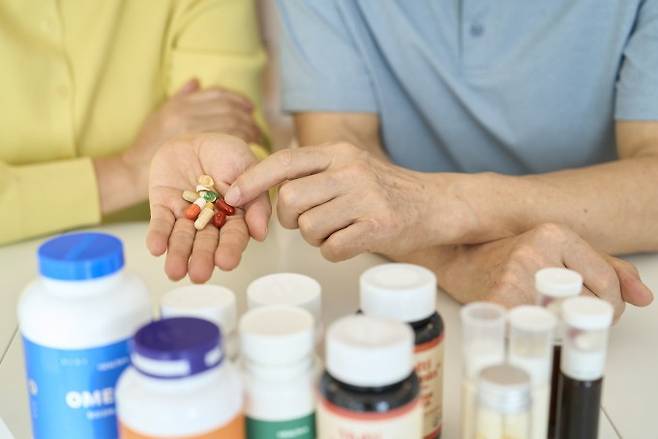 매일 종합비타민·미네랄 보충제를 복용하면 생물학적 노화 속도가 느려진다는 임상시험 결과가 나왔다. 게티이미지뱅크 제공