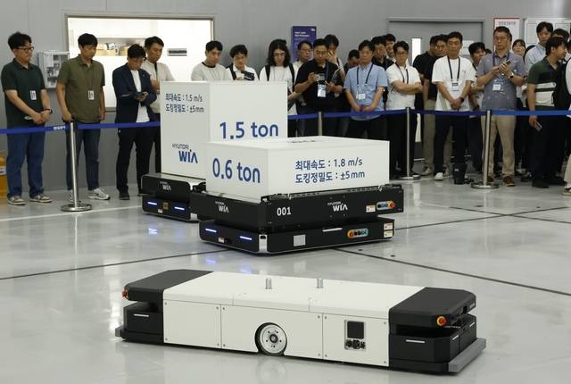 현대위아가 지난 2025년 8월 경기 의왕시 현대위아 의왕연구소에서 '물류로봇 신제품 론칭 및 고객 초청 시연회'를 열고 기반 하중 300∼1500㎏의 물류 로봇 플랫폼을 처음 선보이고 있다.  현대위아 제공