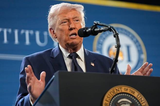 미국의 도널드 트럼프 대통령이 9일(현지시간) 미국 플로리다주 마이애미의 트럼프 내셔널 도랄 골프장에서 열린 공화당 컨퍼런스에서 연설하고 있다.AP연합뉴스