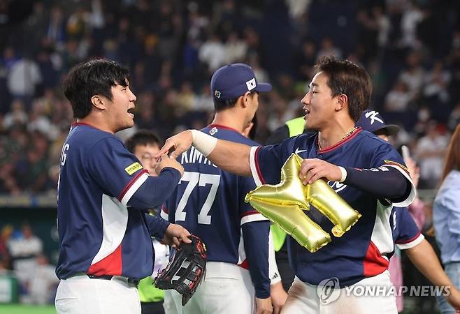 WBC 8강 진출에 기뻐하는 문보경-안현민.연합뉴스