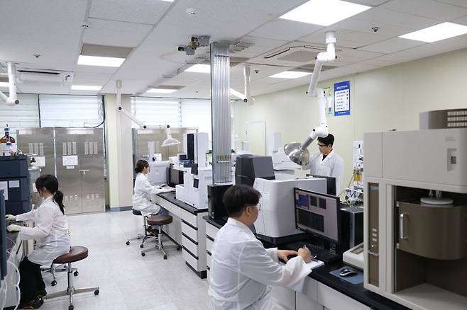 애경케미칼 대전연구소에서 직원들이 연구를 하고 있는 모습. 애경케미칼 제공
