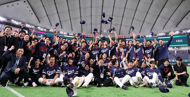 일본 도쿄돔에서 열린 2026 월드베이스볼클래식(WBC) 조별리그 C조 대한민국과 호주의 경기, 7-2 승리로 8강 진출을 확정지은 대한민국 선수들이 허구연 총재와 함께 환호하고 있다.뉴스1