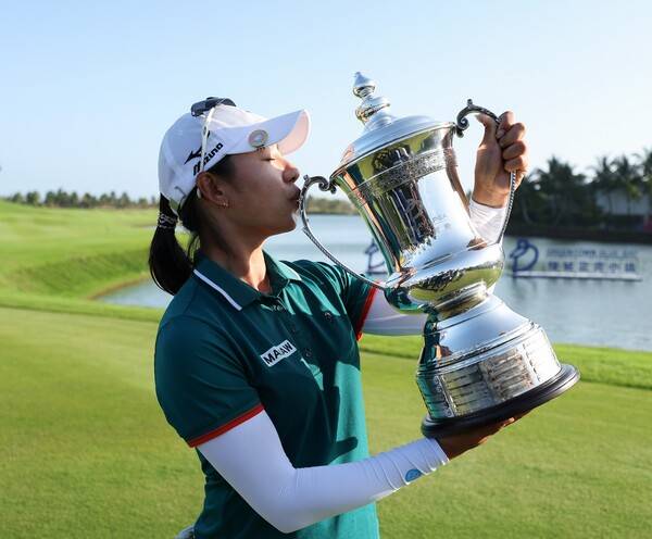 2026년 미국여자프로골프(LPGA) 투어 '아시안 스윙' 블루베이 LPGA 골프대회 우승을 차지한 이미향 프로가 우승 트로피를 들고 기념 촬영하는 모습이다. 사진제공=Getty_LPGA (사진을 무단으로 사용하지 마십시오.)