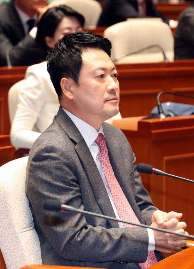 장동혁 국민의힘 대표가 9일 서울 여의도 국회에서 열린 의원총회에서 잠시 생각에 잠겨 있다. 뉴시스
