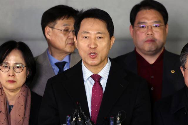 오세훈(왼쪽 세 번째) 서울시장이 9일 오후 서울 중구 서울시청 인근에서 김길성 중구청장 및 시의원 등 관계자들과 함께 국민의힘이 이날 발표한 결의문과 관련해 입장을 밝히고 있다.앞서 국민의힘은 이날 열린 의원총회에서 윤석열 전 대통령의 정치적 복귀에 반대한다는 결의문을 채택했다. 뉴시스