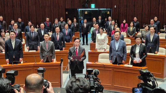 송언석(맨 앞줄) 국민의힘 원내대표가 9일 국회에서 의원총회를 마치고 '윤석열 전 대통령의 정치적 복귀를 요구하는 일체의 주장에 명백히 반대한다'는 내용의 결의문 낭독을 하고 있다. 뉴시스