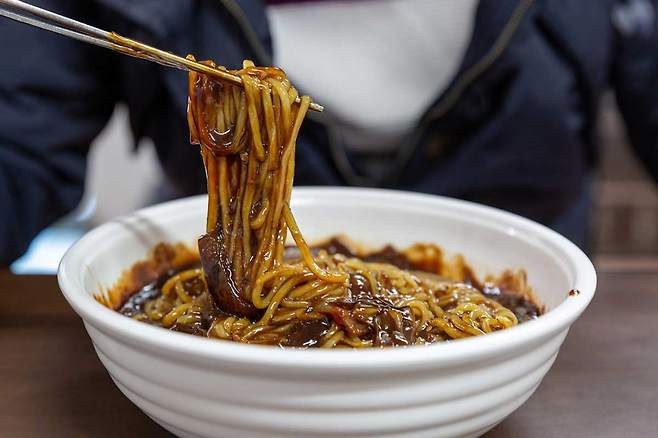 중식당에서는 식사 전후에 보이차나 자스민차를 함께 내주는 경우가 많다​. 이 차들은 지방 흡수와 축적을 줄이는 데 도움을 줄 수 있다.​/사진=클립아트코리아