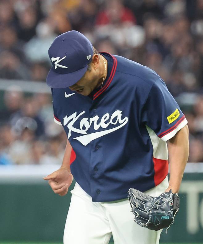<yonhap photo-6756="">9일 일본 도쿄돔에서 열린 2026 월드베이스볼클래식(WBC) C조 조별리그 최종전 대한민국과 호주의 경기. 3회말 무실점 호투를 보인 한국 노경은이 포효하고 있다. 2026.3.9 [연합뉴스]</yonhap>