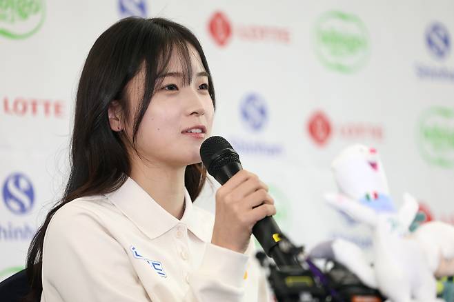 <yonhap photo-4028="">2026 밀라노·코르티나담페초 동계올림픽 스노보드 종목에서 금메달을 딴 최가온이 9일 서울 송파구 올림픽파크텔에서 열린 미디어데이에서 발언하고 있다. [사진=연합뉴스]</yonhap>