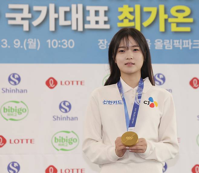 2026 밀라노·코르티나담페초 동계올림픽 스노보드 종목에서 금메달을 딴 최가온이 9일 서울 송파구 올림픽파크텔에서 열린 미디어데이에서 메달을 걸고 기념 촬영을 하고 있다. [사진=연합뉴스]