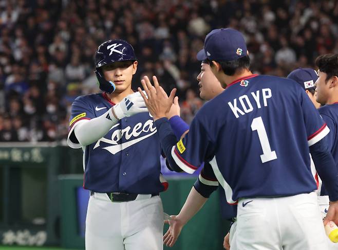 <yonhap photo-6701="">9일 일본 도쿄돔에서 열린 2026 월드베이스볼클래식(WBC) C조 조별리그 최종전 대한민국과 호주의 경기. 3회초 1사 2루 한국 문보경의 1타점 2루타 때 홈인한 이정후가 동료들과 자축하고 있다. [사진=연합뉴스]</yonhap>