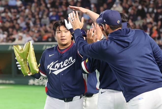 <yonhap photo-6260="">9일 일본 도쿄돔에서 열린 2026 월드베이스볼클래식(WBC) C조 조별리그 최종전 대한민국과 호주의 경기. 2회초 무사 1루 한국 문보경이 2점 홈런을 친 뒤 동료들과 자축하고 있다. [사진=연합뉴스]</yonhap>
