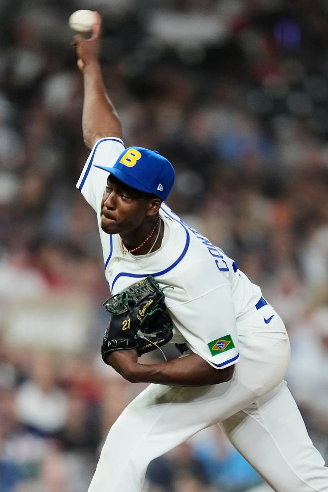 <yonhap photo-3362=""> Brazil's Joseph Contreras pitches to a United States batter during the third inning of a World Baseball Classic game, Friday, March 6, 2026, in Houston. (AP Photo/Ashley Landis)/2026-03-07 11:25:42/ <저작권자 ⓒ 1980~2026 ㈜연합뉴스. 무단 전재 재배포 금지, AI 학습 및 활용 금지></yonhap>